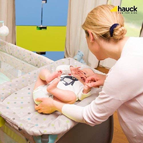 Hauck Babycenter - Cuna de viaje para bebé, incluye elevador para recién nacidos, cambiador, movil, cesta portapañales, ruedas, colchón, bolsa de transporte, Multi Dots Sand (multicolor)