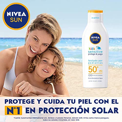 NIVEA SUN Kids Sensitive Protege & Juega Leche Solar para niños FP 50+ (1 x 200 ml), protector solar infantil resistente al agua, protección solar muy alta