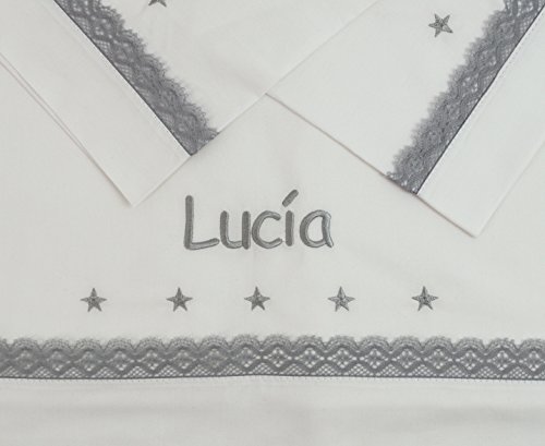 Sabanas 100% Algodón CUNA 60X120 BORDADAS CON EL NOMBRE DEL BEBÉ, con detalle de estrellas bordadas y bolillo gris - Juego de 3 piezas (bajera+encimera+funda almohada) Fabricadas en España