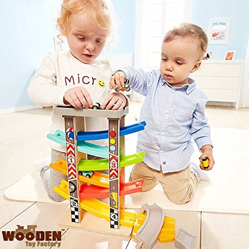 The Wooden Toy Factory - Mega Circuito de Coches de Carreras Click Clack Racing Track con *6* Coches - Incluye Aparcamiento - No Requiere Montaje (Mega Circuito de Coches de Carreras)