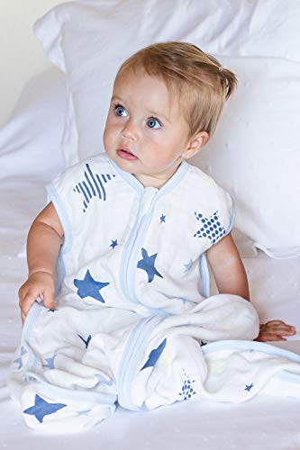 molis&co. Saco de Dormir para bebé. Ideal para Verano. 6-18 Meses. 0.5 TOG. Súper Suave y Ligero. Estampado de Estrellas en Tonos Azules y Beige. Unisex. Muselina Premium.