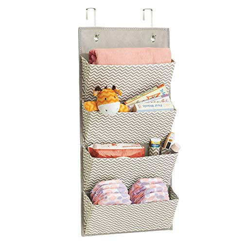 mDesign estanteria colgante para organizar la ropa de bebe - Organizador de ropa color gris oscuro/natural para colgar en su armario - Con 4 compartimentos