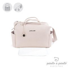 Pasito a Pasito. Bolsa para Carro de Bebé Biscut. Bolsa Canastilla con Cambiador. Práctica, elegante y espaciosa para llevar lo necesario en el paseo. Color Rosa. Medidas 42 x 25 x 16 cm.