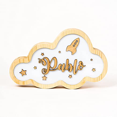 [ PINE & KIDS ] Lámpara nube infantil personalizada con fondo de estrellas. Lámpara quitamiedos con nombre en madera para niños y bebés. Incluye adaptador de corriente.