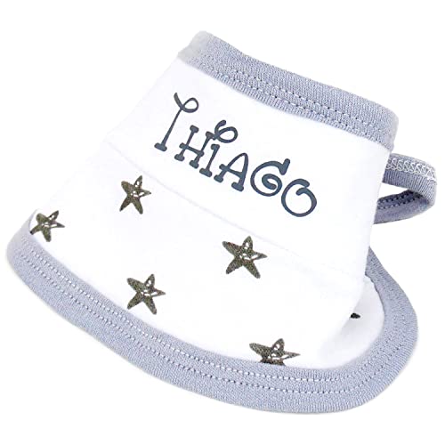 Set primera puesta de recién nacido Estrellas de 5 piezas – Pijama de 2 piezas Estampado de estrellas, Gorrito y Babero Personalizados con el nombre del bebé y Manoplas para recién nacido. (Gris)