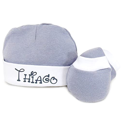 Set primera puesta de recién nacido Estrellas de 5 piezas – Pijama de 2 piezas Estampado de estrellas, Gorrito y Babero Personalizados con el nombre del bebé y Manoplas para recién nacido. (Gris)