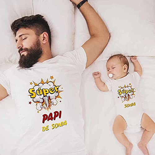 Body Bebé y Camiseta Mujer o Hombre (a elegir lo que prefieras) Personalizado con Frase : Diseño SUPER más PAPA o MAMA (a elegir) y Nombre de Bebe · Regalos Bebes y Padres Originales · Color Blanco