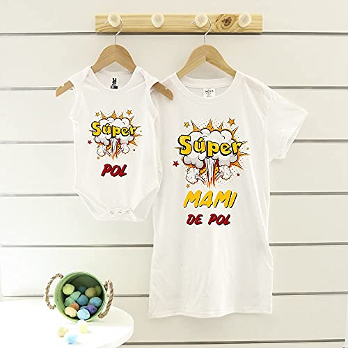 Body Bebé y Camiseta Mujer o Hombre (a elegir lo que prefieras) Personalizado con Frase : Diseño SUPER más PAPA o MAMA (a elegir) y Nombre de Bebe · Regalos Bebes y Padres Originales · Color Blanco