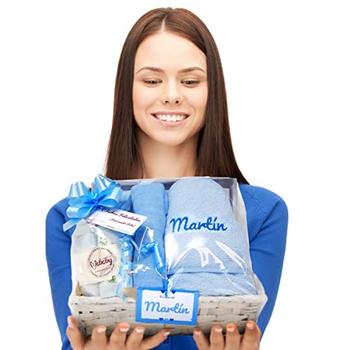 Cesta de Bebé Personalizada - Mi Capa de Mababy - Set de primera puesta para Recién Nacido, Capa de baño para Bebé personalizada y Muselina de lactancia - Regalos para Bebé. (Azul Talla 0)