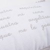 cojin 4 esquinitas blanco con letras en gris