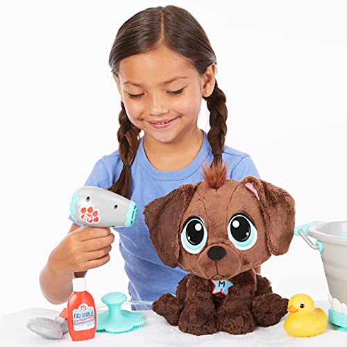 Little Tikes Rescue Tales Juego de Bañera Scrub 'n Groom - Suave y Abrazable - Peluche de Labrador Chocolate - Incluye Certificado de Adopción, Cepillo, Secador de Pelo y Pato de Goma - 3+ Años