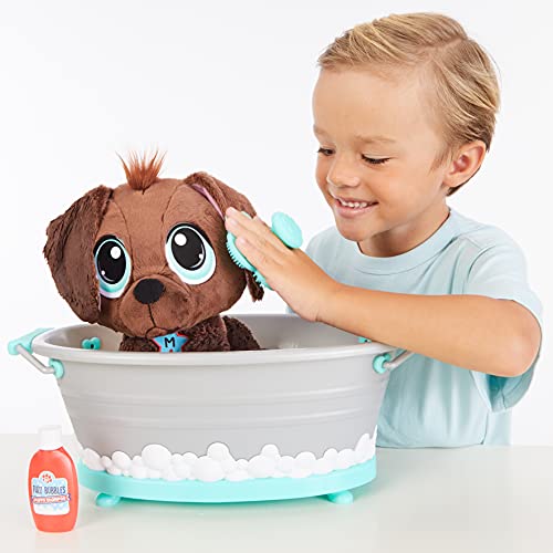 Little Tikes Rescue Tales Juego de Bañera Scrub 'n Groom - Suave y Abrazable - Peluche de Labrador Chocolate - Incluye Certificado de Adopción, Cepillo, Secador de Pelo y Pato de Goma - 3+ Años