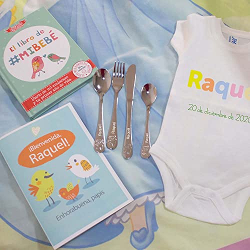 Regalo para bebé. Canastilla personalizada con body, El libro de mi bebé, cubiertos infantiles y tarjeta en caja de madera