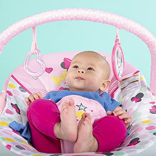 Bright Starts, Disney Baby, Hamaca mecedora Minnie Mouse Spotty Dotty para Bebé, Silla con vibraciones relajantes y arco de juego extraíble, funda del asiento lavable, color Rosa, 0+ meses