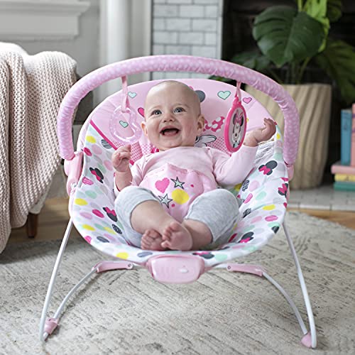 Bright Starts, Disney Baby, Hamaca mecedora Minnie Mouse Spotty Dotty para Bebé, Silla con vibraciones relajantes y arco de juego extraíble, funda del asiento lavable, color Rosa, 0+ meses