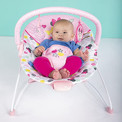 Bright Starts, Disney Baby, Hamaca mecedora Minnie Mouse Spotty Dotty para Bebé, Silla con vibraciones relajantes y arco de juego extraíble, funda del asiento lavable, color Rosa, 0+ meses