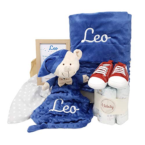 Canastilla Bebé Personalizada - My Jeans de Mababy - Manta Coralina y Dou dou Osito en Azul Jeans personalizados con el nombre del Bebé, Zapatillas y Babero - Cesta Regalo Recién Nacido. (Bebé Niño)