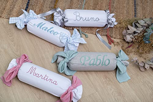 Cojín para Bebé Personalizado – Cojín Cuna Personalizado - Caramelo bebé con Nombre - Rulo bebé Personalizado - Cojín Cuna bebé - Cojín Recién Nacido - Piqué - Nenel (Blanco/Celeste)