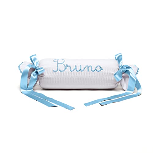 Cojín para Bebé Personalizado – Cojín Cuna Personalizado - Caramelo bebé con Nombre - Rulo bebé Personalizado - Cojín Cuna bebé - Cojín Recién Nacido - Piqué - Nenel (Blanco/Celeste)