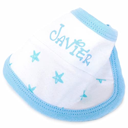 Set primera puesta de recién nacido Estrellas de 5 piezas – Pijama de 2 piezas Estampado de estrellas, Gorrito y Babero Personalizados con el nombre del bebé y Manoplas para recién nacido. (Celeste)