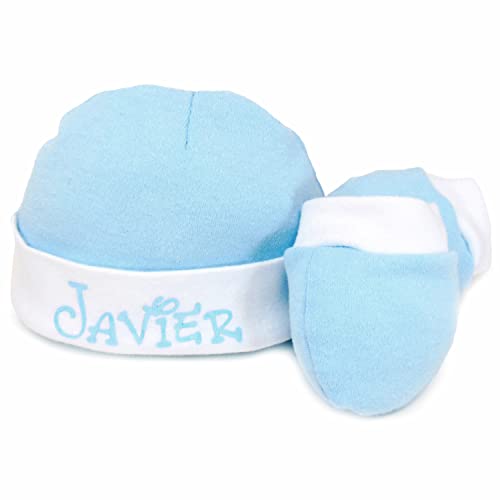 Set primera puesta de recién nacido Estrellas de 5 piezas – Pijama de 2 piezas Estampado de estrellas, Gorrito y Babero Personalizados con el nombre del bebé y Manoplas para recién nacido. (Celeste)