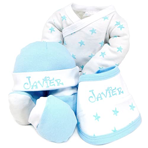 Set primera puesta de recién nacido Estrellas de 5 piezas – Pijama de 2 piezas Estampado de estrellas, Gorrito y Babero Personalizados con el nombre del bebé y Manoplas para recién nacido. (Celeste)