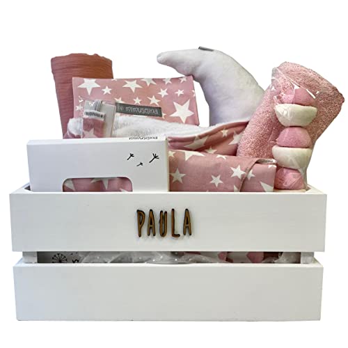 Mimuselina. Canastilla personalizada para bebé"Tamaño L". Caja de madera con nombre del recién nacido. Incluye arrullo, cambiador, guardapañales, muselina, babero, chupetero (Estrellas Rosa)