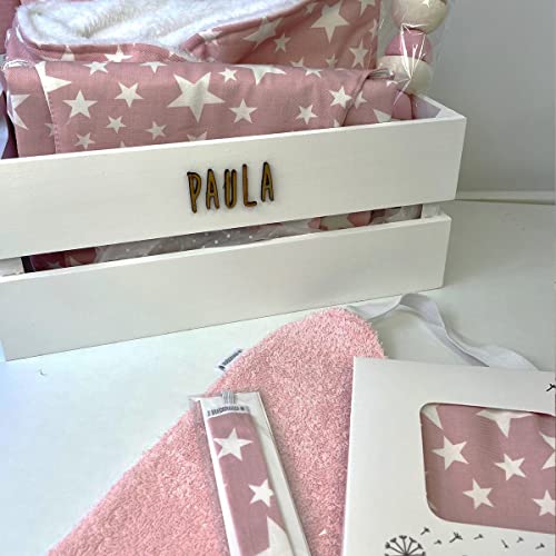 Mimuselina. Canastilla personalizada para bebé"Tamaño L". Caja de madera con nombre del recién nacido. Incluye arrullo, cambiador, guardapañales, muselina, babero, chupetero (Estrellas Rosa)