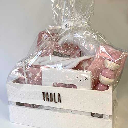 Mimuselina. Canastilla personalizada para bebé"Tamaño L". Caja de madera con nombre del recién nacido. Incluye arrullo, cambiador, guardapañales, muselina, babero, chupetero (Estrellas Rosa)