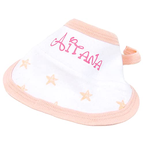 Set primera puesta de recién nacido Estrellas de 5 piezas – Pijama de 2 piezas Estampado de estrellas, Gorrito y Babero Personalizados con el nombre del bebé y Manoplas para recién nacido. (Rosa)