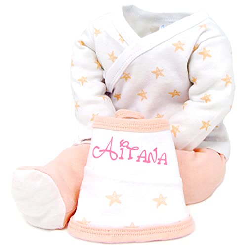 Set primera puesta de recién nacido Estrellas de 5 piezas – Pijama de 2 piezas Estampado de estrellas, Gorrito y Babero Personalizados con el nombre del bebé y Manoplas para recién nacido. (Rosa)