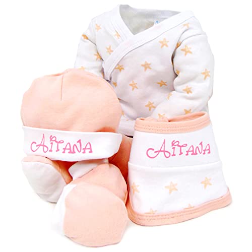 Set primera puesta de recién nacido Estrellas de 5 piezas – Pijama de 2 piezas Estampado de estrellas, Gorrito y Babero Personalizados con el nombre del bebé y Manoplas para recién nacido. (Rosa)