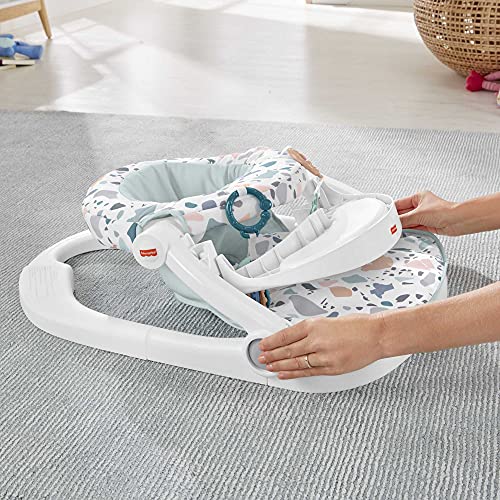 Fisher-Price Asiento para suelo plegable con bandeja estampado terrazzo regalo para bebés hasta 12 kg (Mattel HBD68)