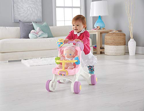 Fisher-Price Correpasillos con forma de silla de paseo con muñeca de peluche, juguete para bebés +1 año (Mattel HBB69)