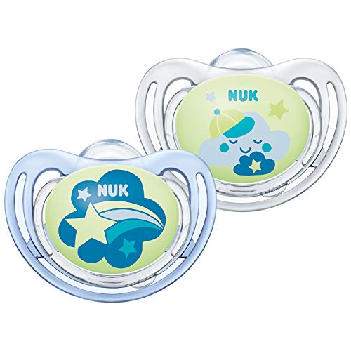 NUK Freestyle Night Dummy, 18-36 meses, maniquíes con efecto luminoso, silicona BPA, nubes azules, paquete de 2