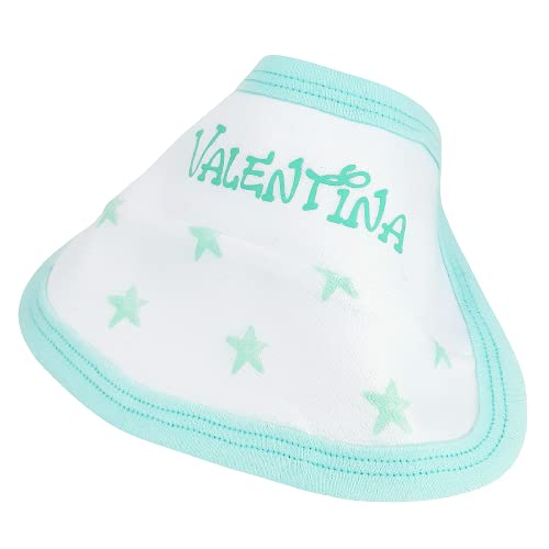 Set primera puesta de recién nacido Estrellas de 5 piezas – Pijama de 2 piezas Estampado de estrellas, Gorrito y Babero Personalizados con el nombre del bebé y Manoplas para recién nacido. (Verde)